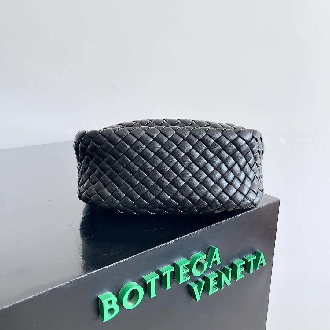 Batch 1760 BOTTEGA VENETA's new mini COBBLE bag. This season's mini Cobble series brings a new style of handbag. The body of the bag resembles the shape of a "Yuanbao", giving you good luck throughout autumn and winter! This Yuanbao bag is made of three pieces of quilted cotton and has an unlined body, showing its quiet power. The bag is carefully designed to create a three-dimensional look. The joints and edges are decorated with lambskin strips to create a sense of simplicity. The handbag is not lined, so you can directly appreciate the consistent lambskin on the outside and inside. It is beautiful both inside and outside. The top handle of this handbag is made of leather-wrapped rope and is quite sturdy. The detachable shoulder strap is secured by a leather buckle inside the bag. Can be carried by hand, carried on the shoulder or cross-body, very easy to match! Style number: 805739 Size: 23*11*8cm